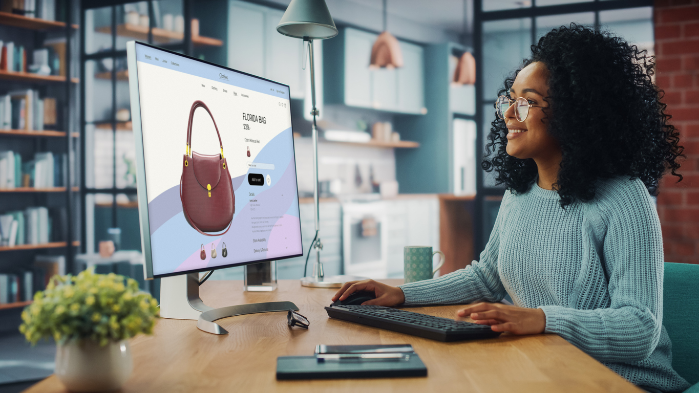 A woman shops on an eCommerce website and is helped by a digital assistant.