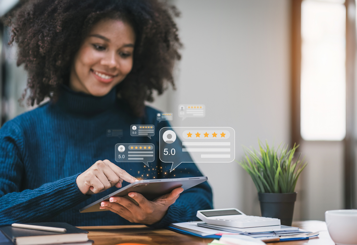 Woman rates her customer experience as positive.