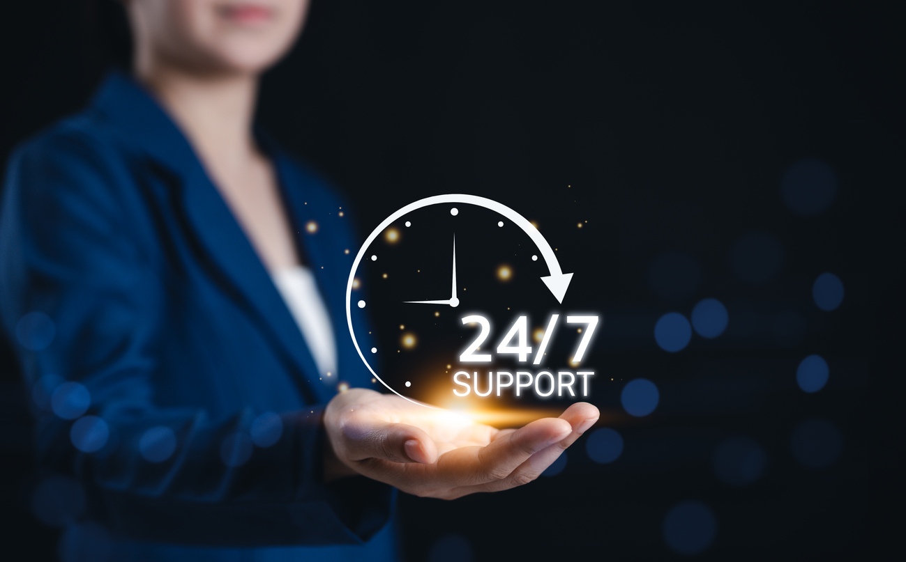 Hand holds 24/7 sign, showing the advantage of AI tools for customer service. 
