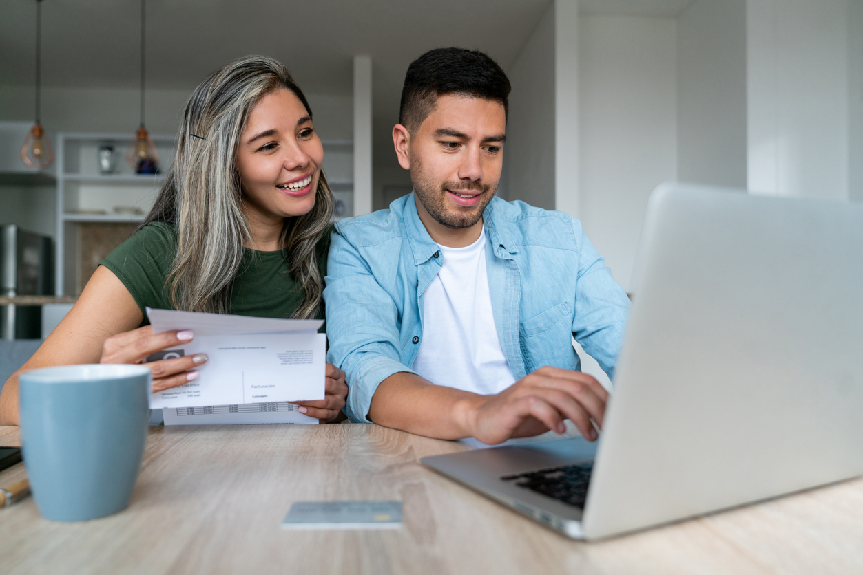 A couple applies for a mortgage online after a successful lead-nurturing campaign.