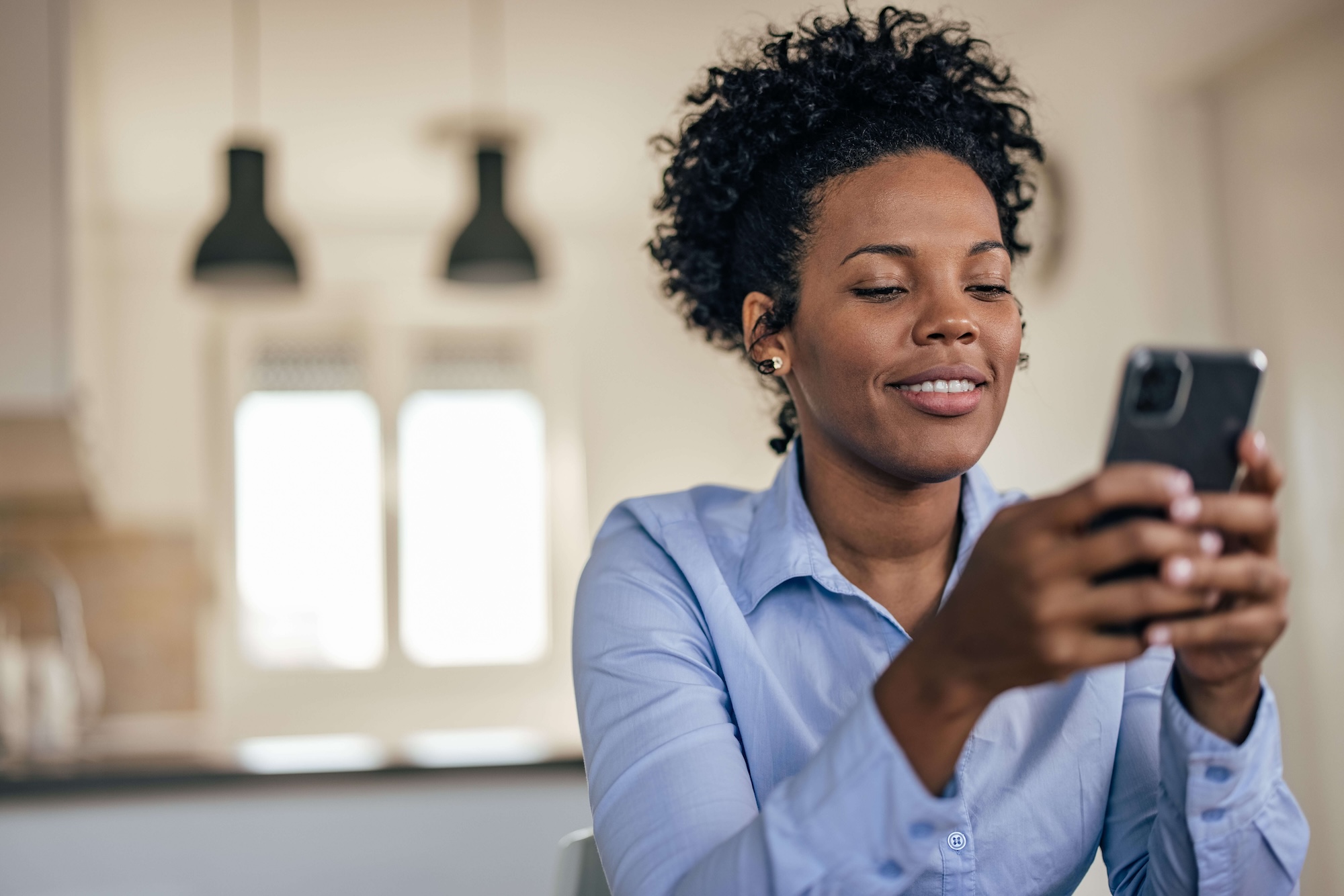 Woman uses AI texting to engage with a mortgage lender