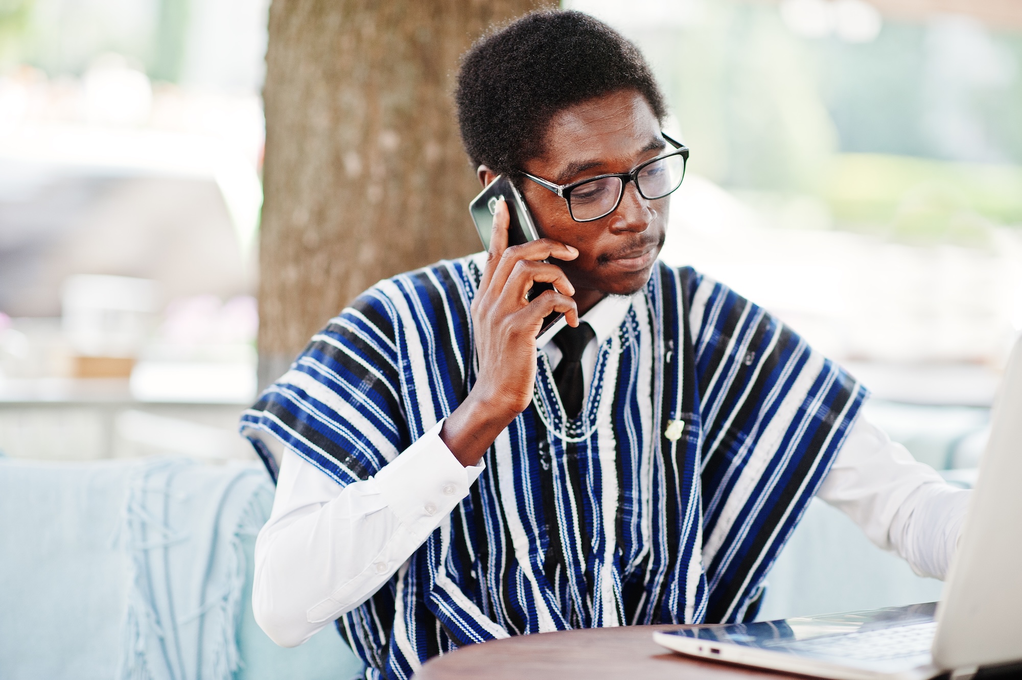 Man uses AI voice agent to interact with a brand over the phone