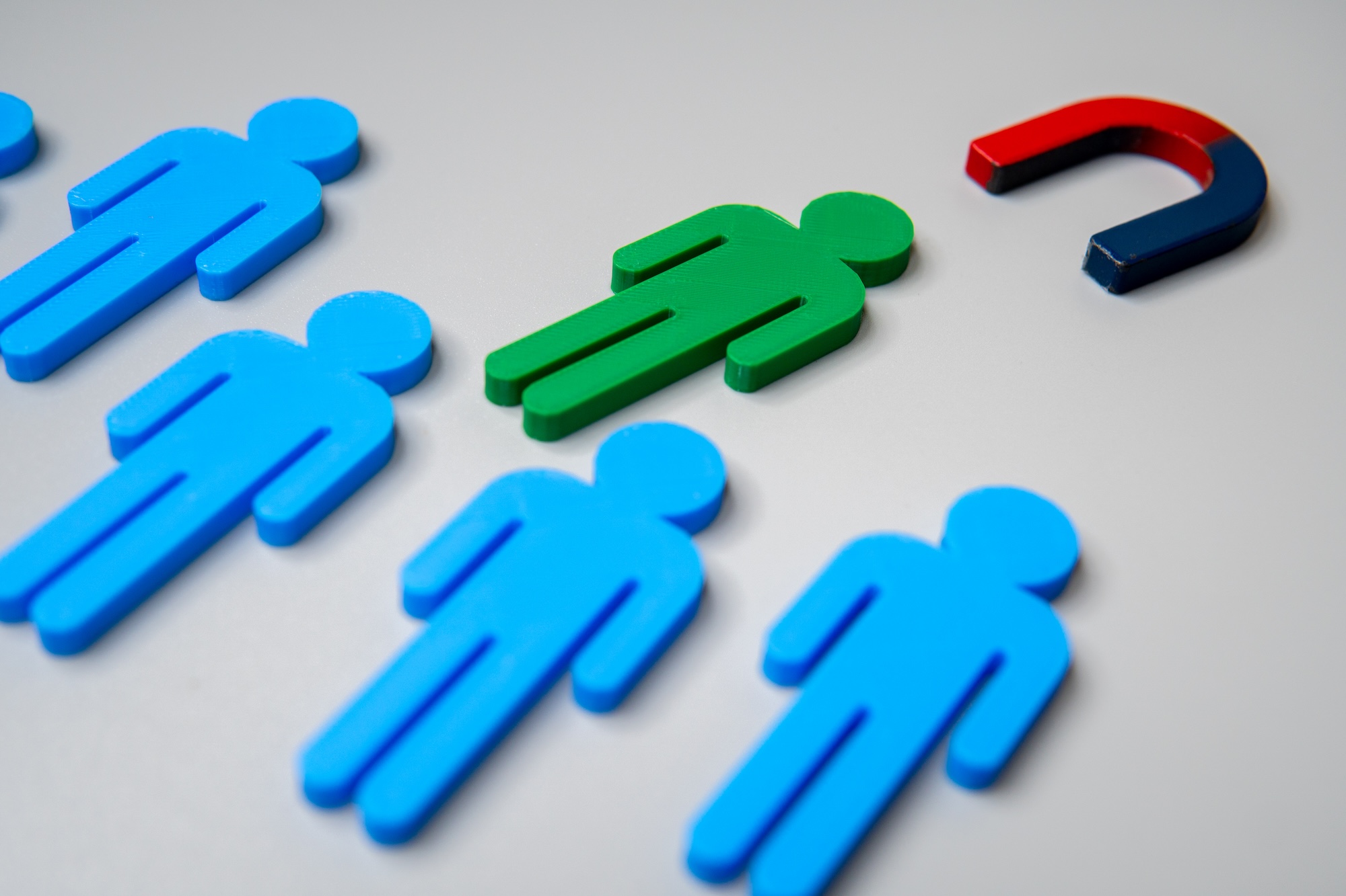 Magnet attracts figures, representing lead generation and qualification